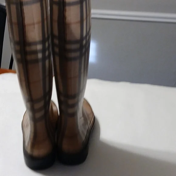 BURBERRY RAIN BOOTS - Picture 4 of 9